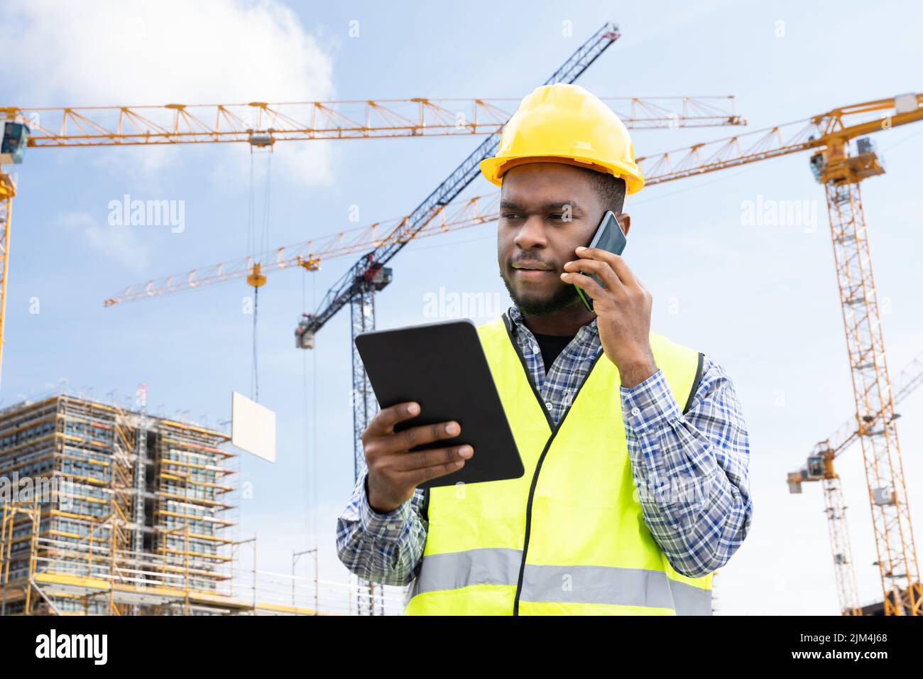 Afroamerikanischer Ingenieur. Business Call Für Building Architect Stockfoto