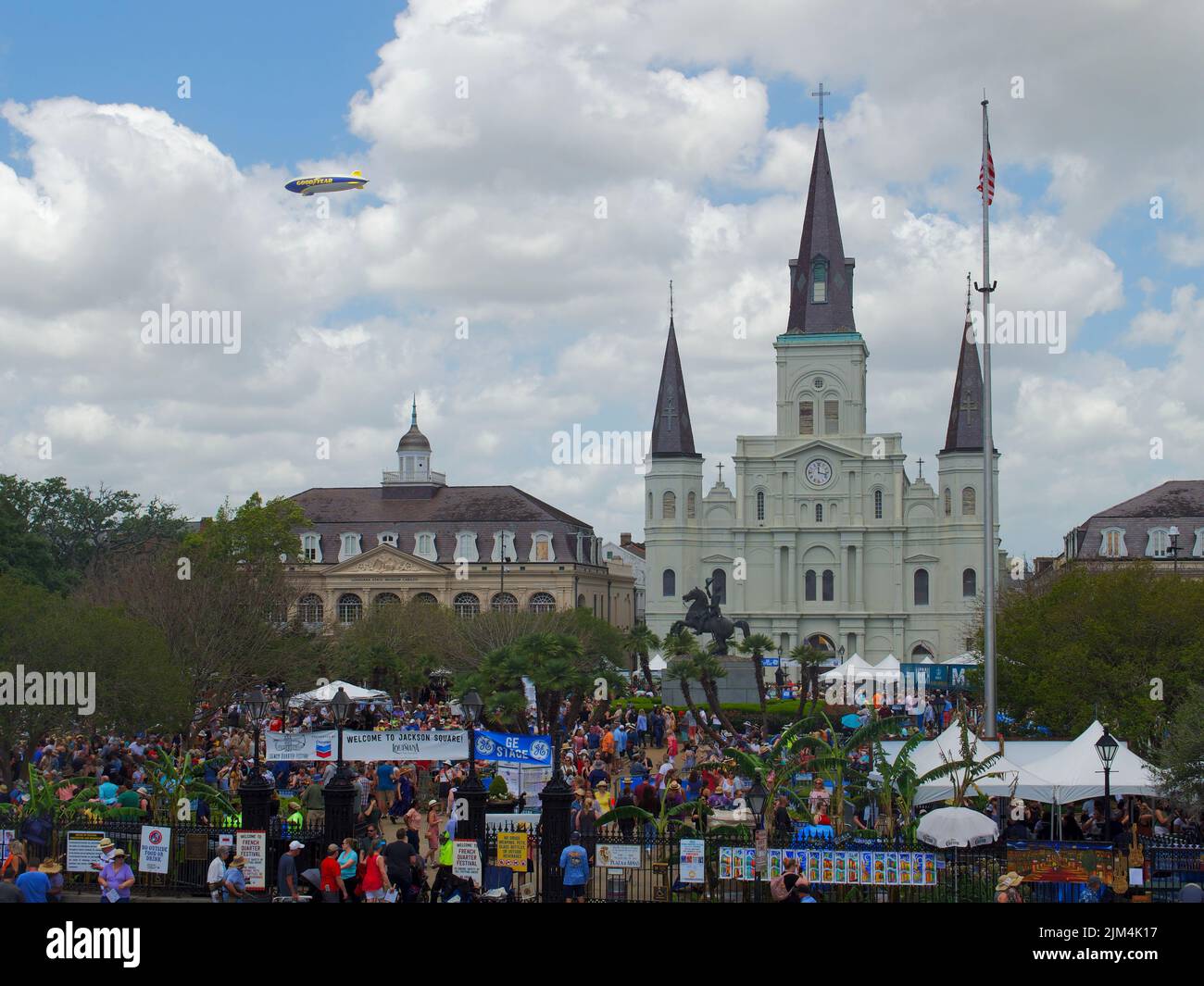 Eine Nahaufnahme des Goodyear Blimp, der während des French Quarter Fest in New Orleans über den Jackson Square fliegt Stockfoto