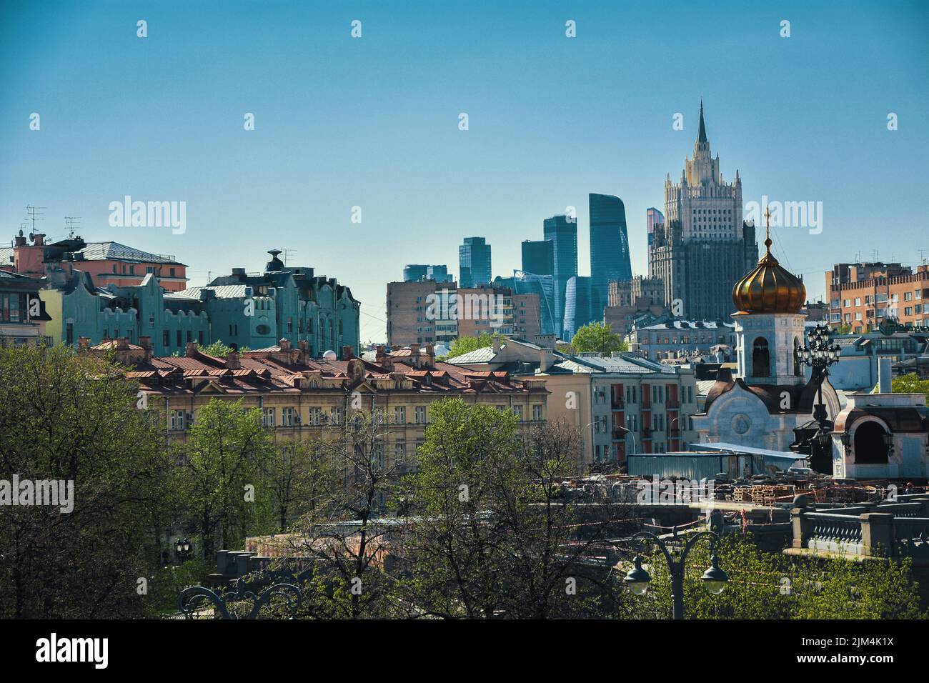 Der Blick auf die Architektur von Moskau, Mischung aus alt und neu. Russland. Stockfoto