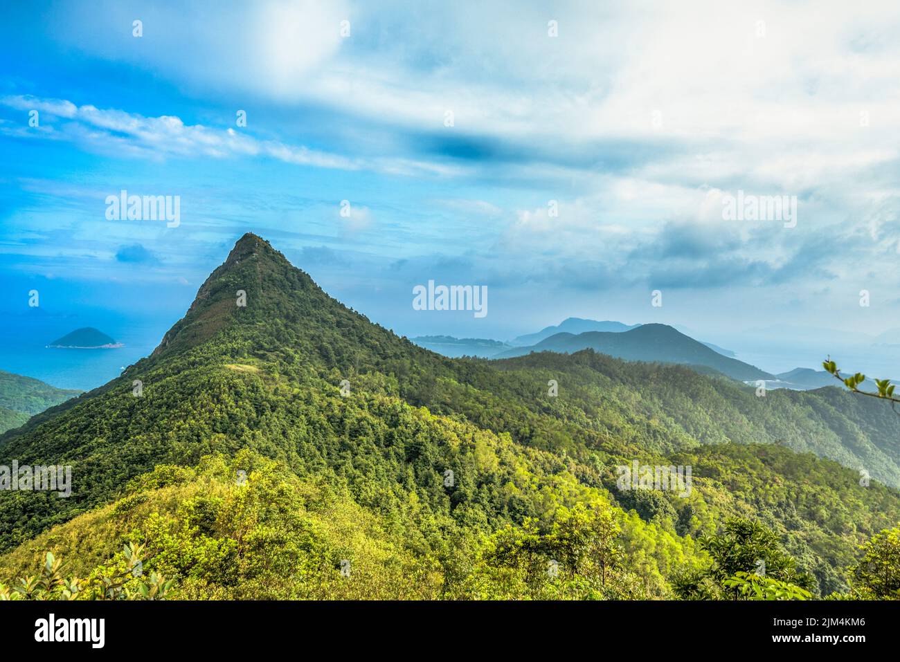 Ein schöner Blick auf die Berge bei Tageslicht Stockfoto
