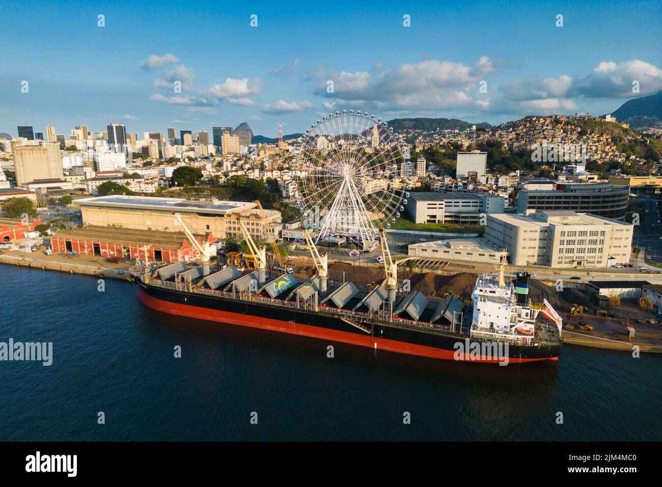 Rio de Janeiro, Brasilien - 3. August 2022: Luftaufnahme des Riesenrads Yup Star (Rio Star) und des großen Industriefrachtschiffes. Stockfoto