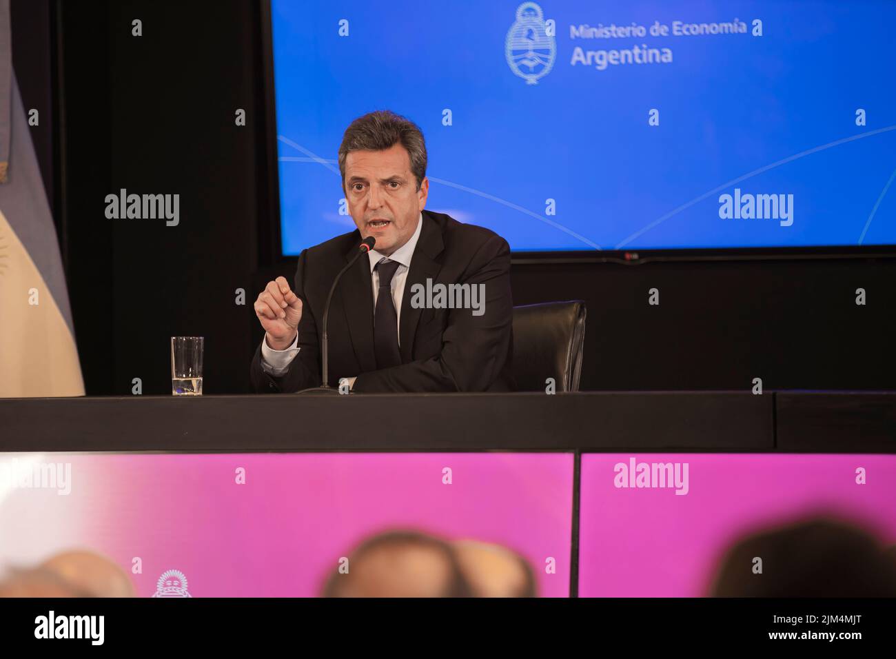 Buenos Aires, Argentinien. 03. August 2022. Der Präsident der Nation, Alberto Fernández, schwor im Regierungshaus dem ernannten Minister für Wirtschaft, produktive Entwicklung und Landwirtschaft, Sergio Massa. Später gab der neue Minister im Wirtschaftsministerium der Nation eine Pressekonferenz. (Foto: Esteban Osorio/Pacific Press) Quelle: Pacific Press Media Production Corp./Alamy Live News Stockfoto