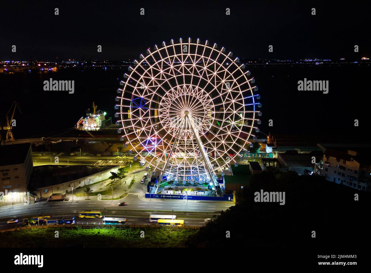 Rio de Janeiro, Brasilien - 3. August 2022: Das Riesenrad Yup Star (Rio Star) wird nachts mit farbenfrohen RGB-LED-Lichtern beleuchtet. Stockfoto