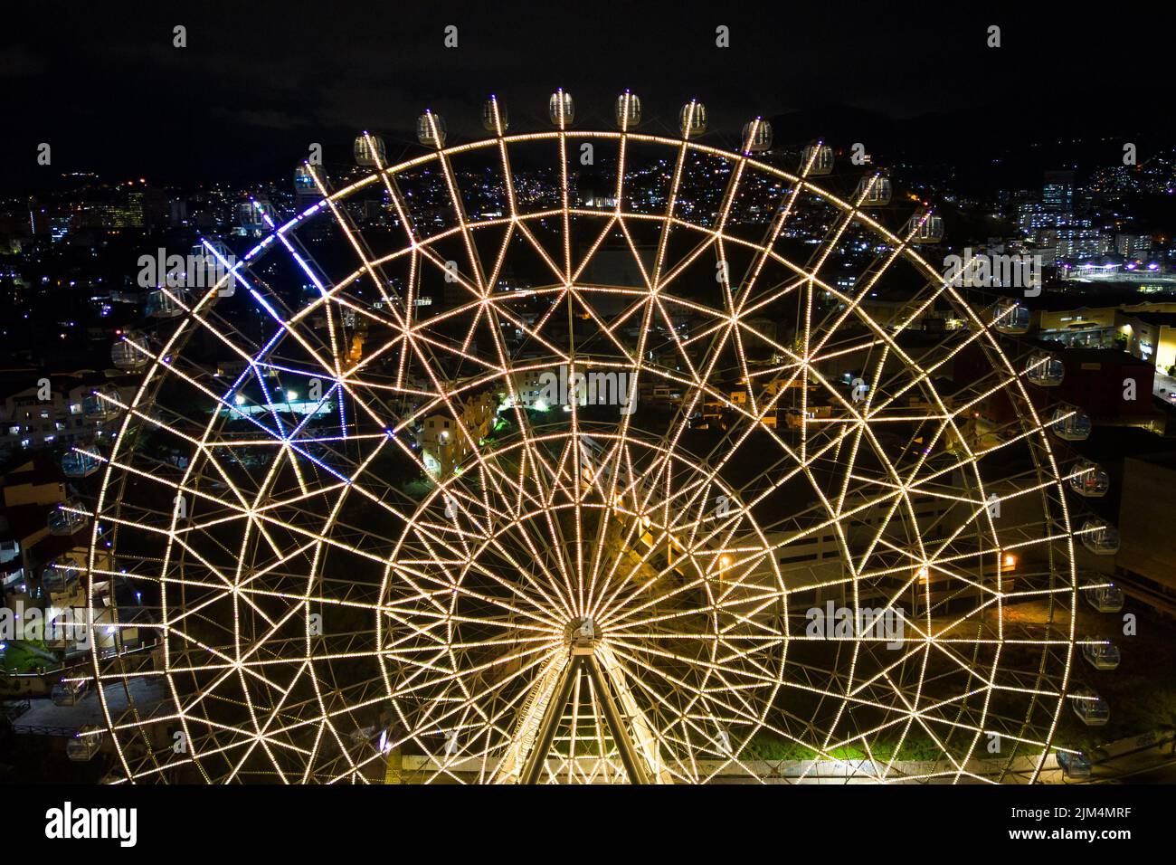 Rio de Janeiro, Brasilien - 3. August 2022: Das Riesenrad Yup Star (Rio Star) wird nachts mit farbenfrohen RGB-LED-Lichtern beleuchtet. Stockfoto