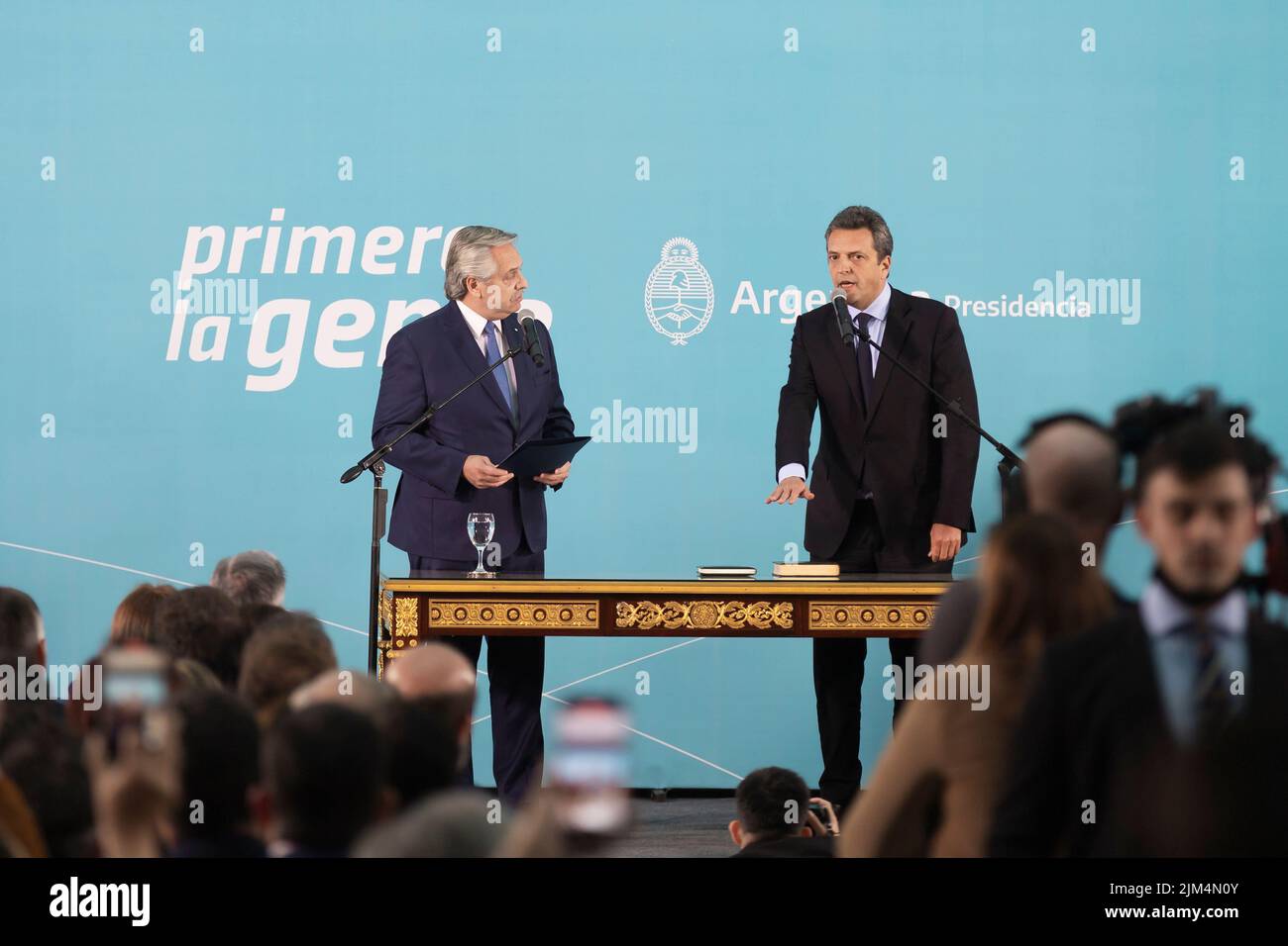 Buenos Aires, Argentinien. 03. August 2022. Der Präsident der Nation, Alberto Fernández, schwor im Regierungshaus dem ernannten Minister für Wirtschaft, produktive Entwicklung und Landwirtschaft, Sergio Massa. Später gab der neue Minister im Wirtschaftsministerium der Nation eine Pressekonferenz. (Foto: Esteban Osorio/Pacific Press) Quelle: Pacific Press Media Production Corp./Alamy Live News Stockfoto