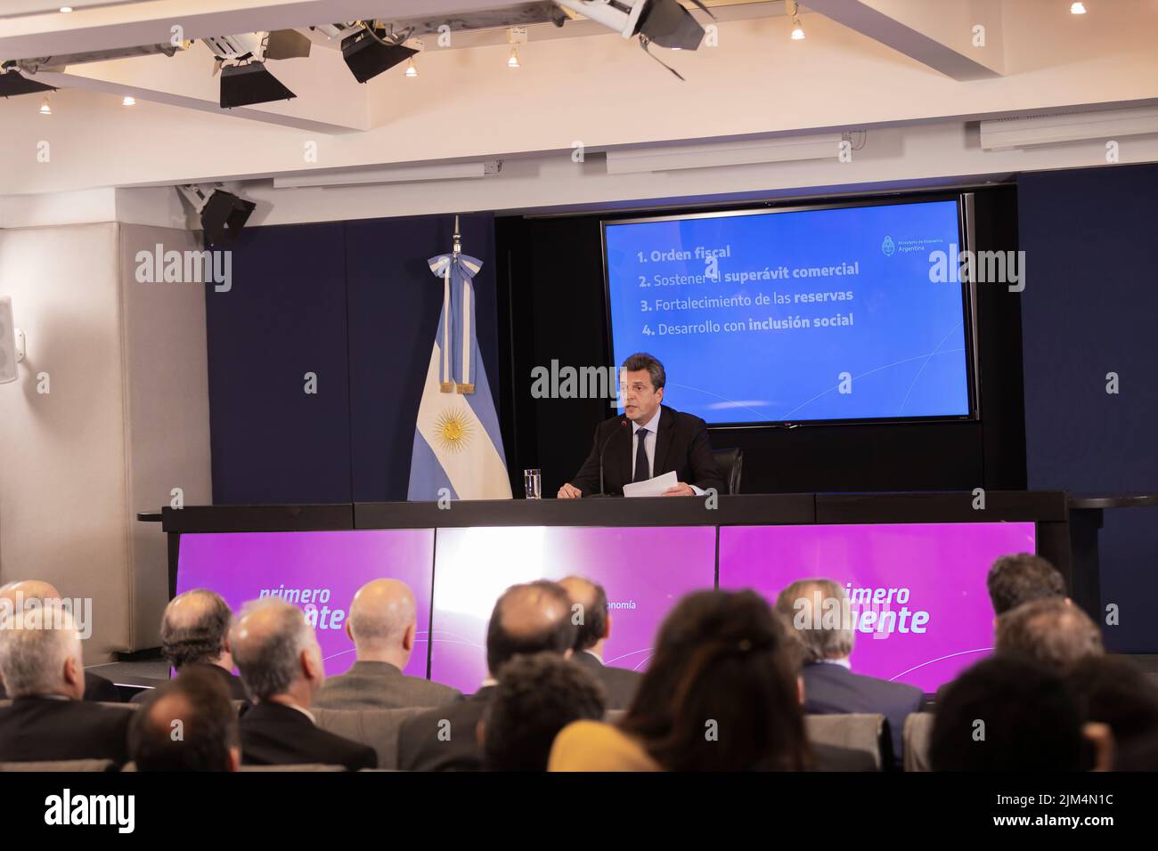 Buenos Aires, Argentinien. 03. August 2022. Der Präsident der Nation, Alberto Fernández, schwor im Regierungshaus dem ernannten Minister für Wirtschaft, produktive Entwicklung und Landwirtschaft, Sergio Massa. Später gab der neue Minister im Wirtschaftsministerium der Nation eine Pressekonferenz. (Foto: Esteban Osorio/Pacific Press) Quelle: Pacific Press Media Production Corp./Alamy Live News Stockfoto