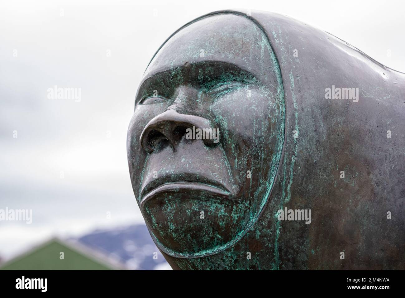 Nahaufnahme der Figur aus Bronze Kaassassassuk Skulptur von Simon Kristoffersen in Nuuk, Grönland am 20. Juli 2022 Stockfoto