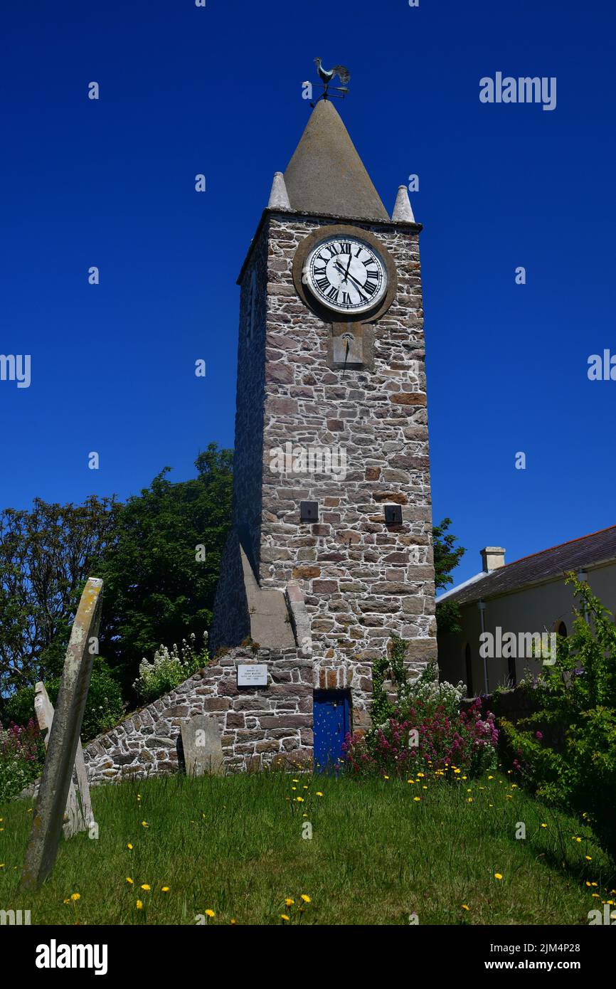 Der Uhrenturm neben dem Alderney Museum, High Street, St Anne, Alderney, Channel Islands, Großbritannien, Juni 2022. Stockfoto