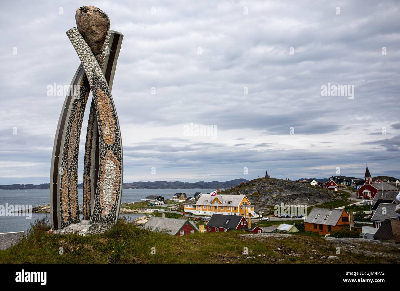 Inussuk Skulptur von Niels Molfedt über der Uferpromenade in Nuuk, Grönland am 20. Juli 2022 Stockfoto