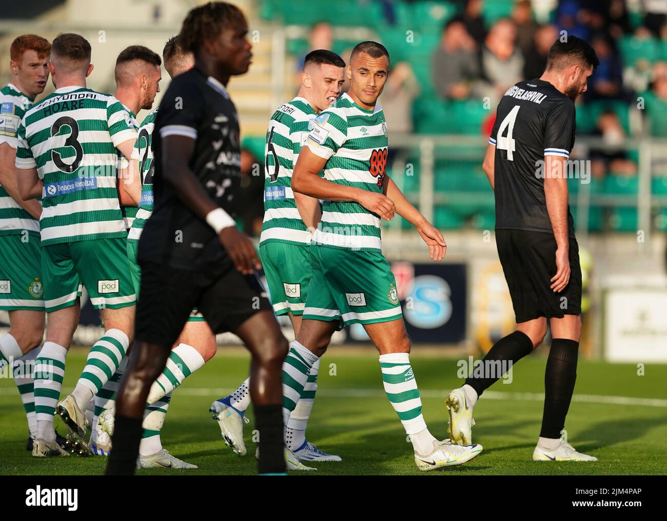Graham Burke von Shamrock Rovers (Mitte) feiert mit seinen Teamkollegen, nachdem er während der dritten Qualifikationsrunde der UEFA Europa League, dem ersten Beinspiel im Tallaght Stadium in Dublin, Irland, das erste Tor seiner Mannschaft vor dem Strafpunkt erzielt hatte. Bilddatum: Donnerstag, 4. August 2022. Stockfoto