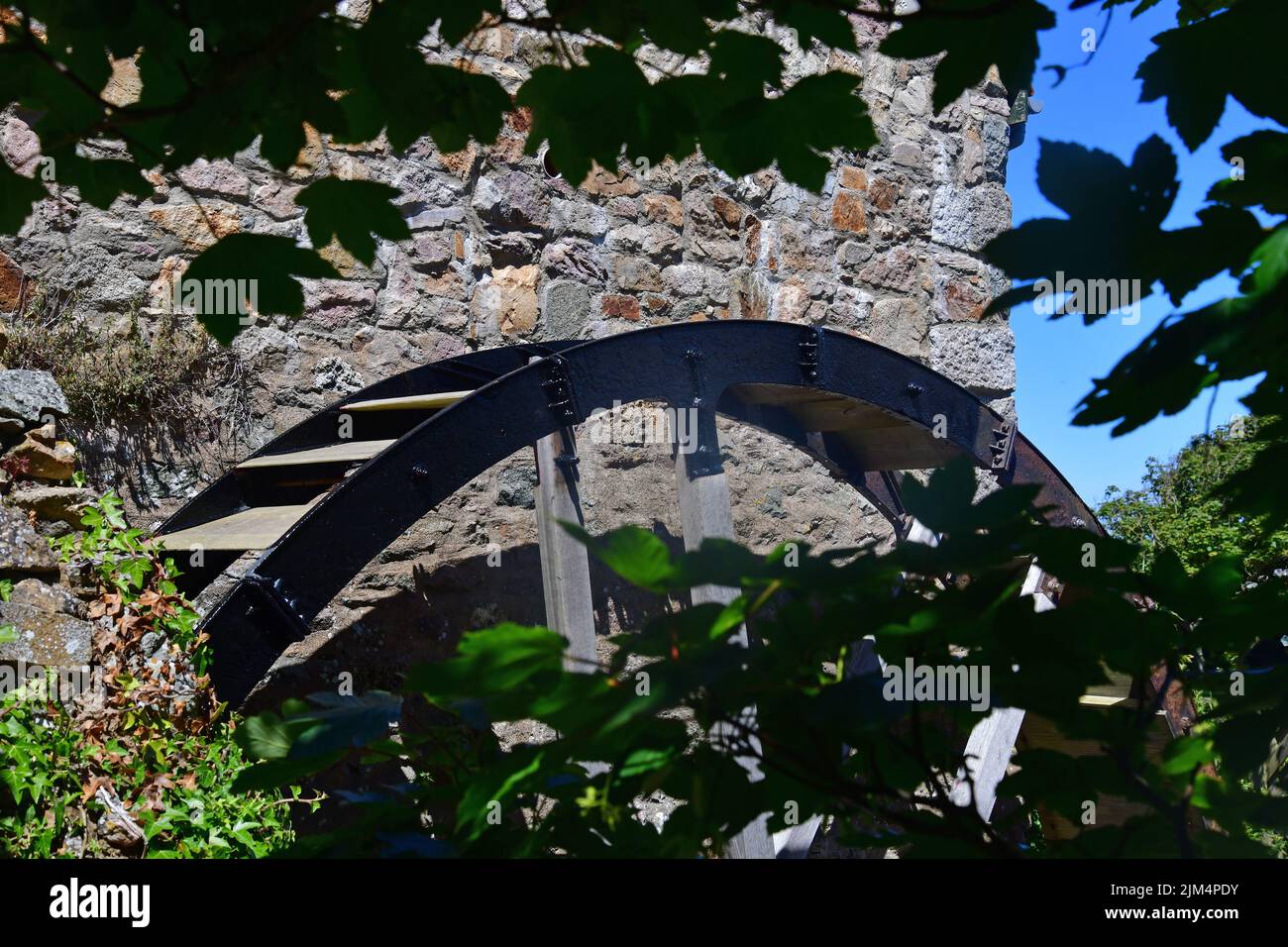 Die antike Wassermühle aus dem Jahr c1236 befindet sich im Tal von Bonne Terre. Es ist derzeit in der Restaurierung, die deutlich verschlechtert Stockfoto