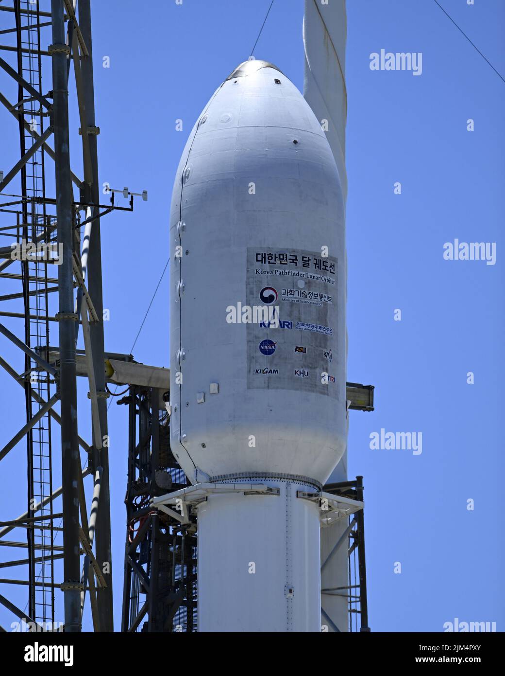 Kennedy Space Center, Usa. 04. August 2022. In der Verkleidung einer SpaceX Falcon 9 Rakete befindet sich der Korea Pathfinder Lunar Orbiter (KPLO), der am Donnerstag, den 4. August 2022, um 7:08 Uhr von der Cape Canaveral Space Force Station, Florida, aus dem Komplex 40 starten soll. Die südkoreanische Mission wird nach potenziellen Gebieten mit Wassereis auf der Mondoberfläche suchen. Foto von Joe Marino/UPI Credit: UPI/Alamy Live News Stockfoto