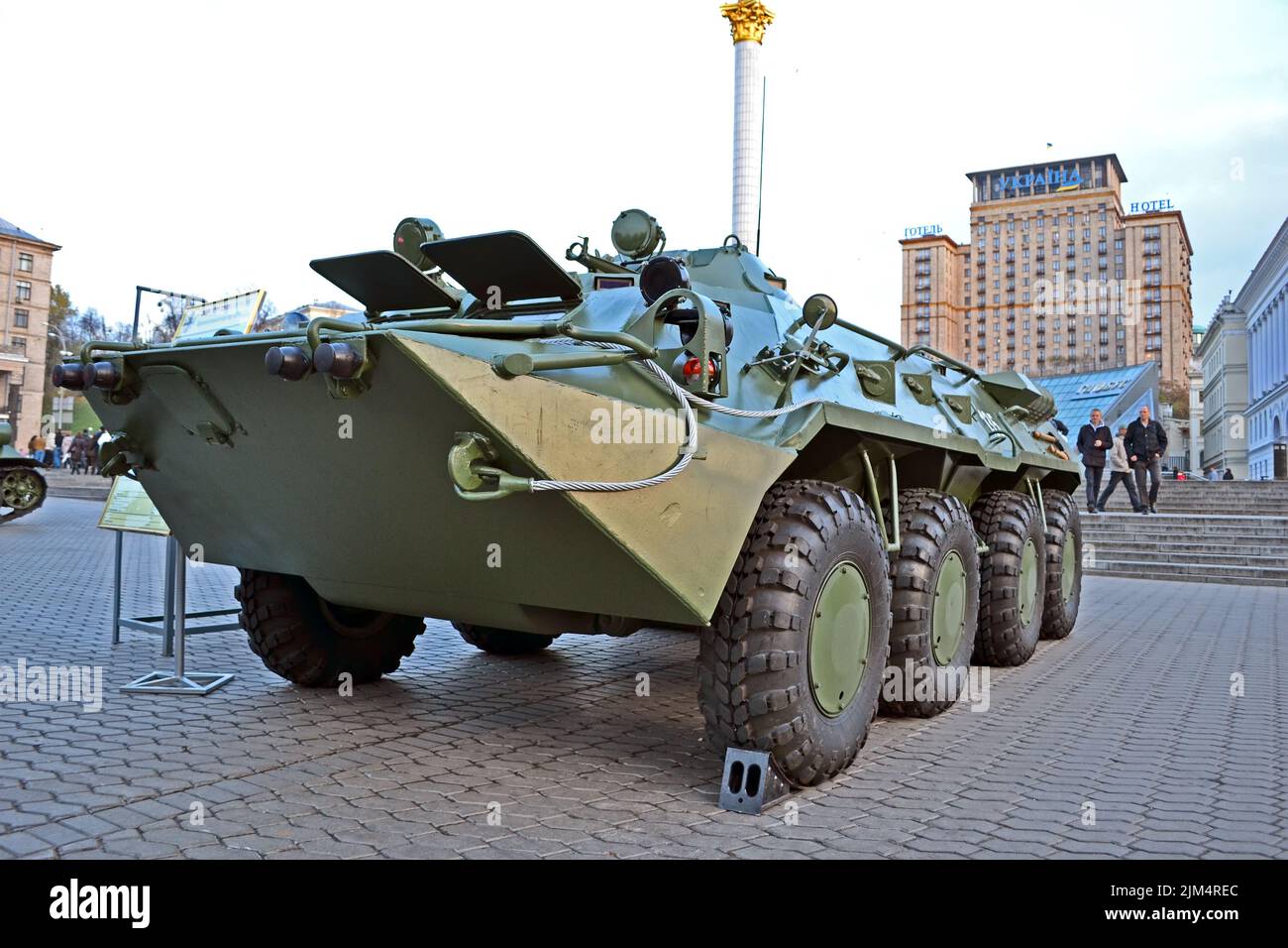 BTR-80 Militärautokar. Militärwagen-Ausstellung auf der Kreshatik-Straße in Kiew, Ukraine.Straßenausstellung im Freien, die Kiew von den Nazi-Truppen befreit. Stockfoto