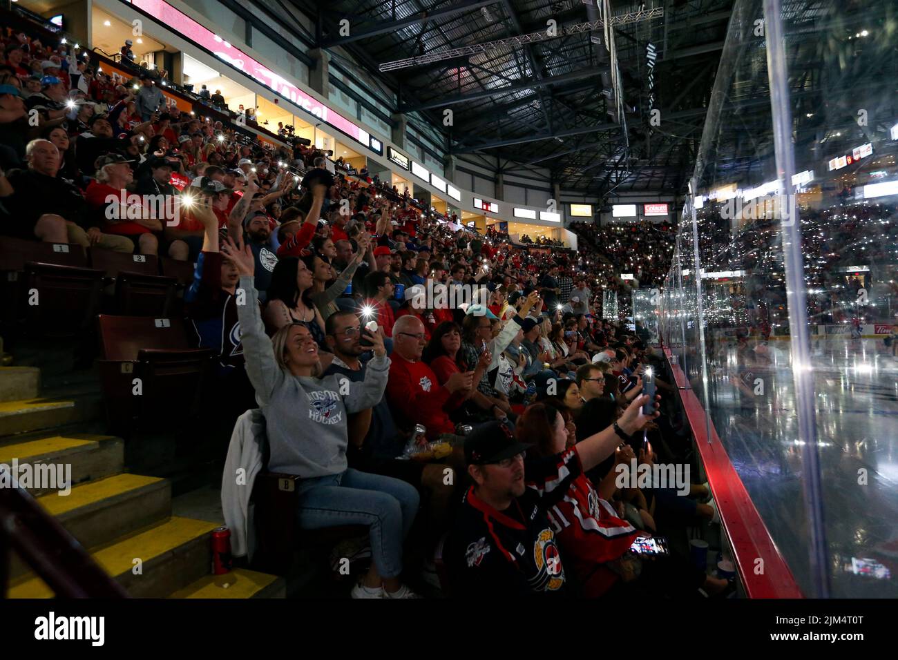 Jun 13 2022 Windsor Ontario Canada, Windsor Spitfires schlug die Hamilton Bulldogs 5-2, um ein Spiel 7 zu zwingen (nur im Editorial). Windsor Spitfire Fans mit l Stockfoto