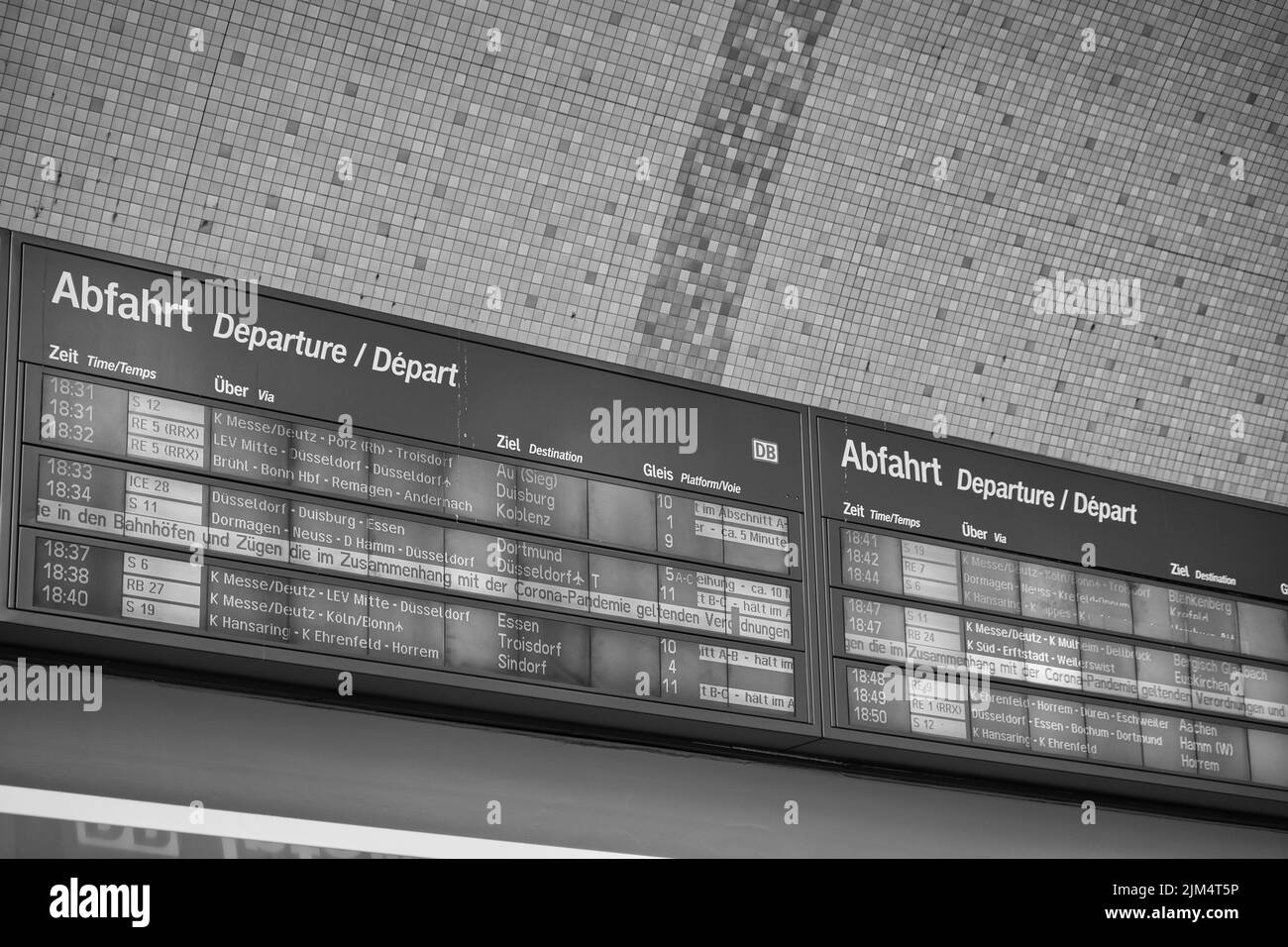 Fahrplan-Tafel im kölner Hauptbahnhof, schwarz-weiß Foto Stockfoto