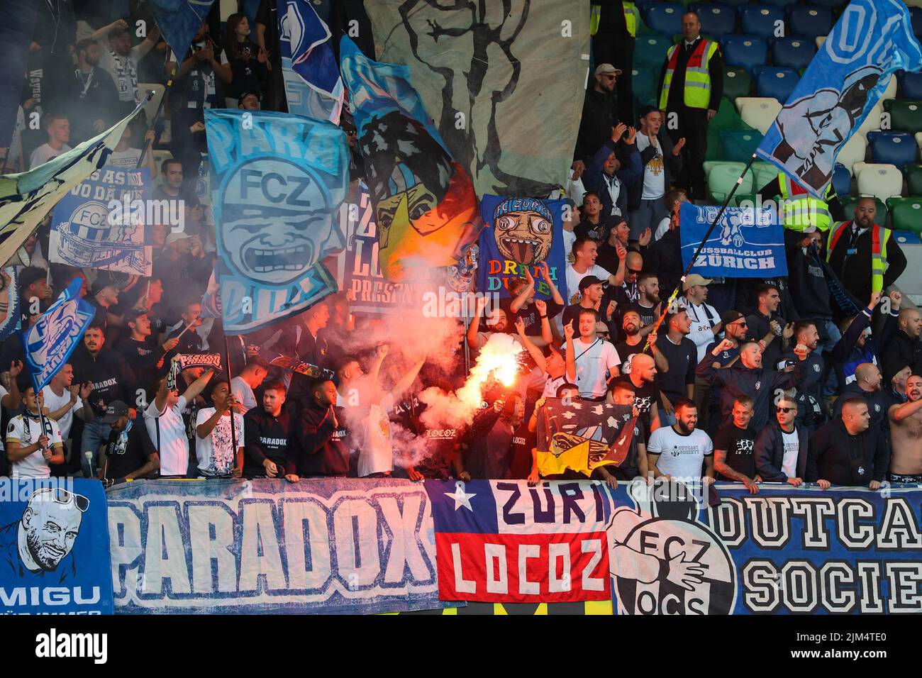 Windsor Park, Belfast, Nordirland, Großbritannien. 04 August 2022. UEFA Europa League Dritte Qualifikationsrunde (erste Etappe) – Linfield gegen FC Zürich. Action vom heutigen Spiel im Windsor Park (Linfield in Blau). FC Zürich Fans feiern. Kredit: CAZIMB/Alamy Live Nachrichten. Stockfoto