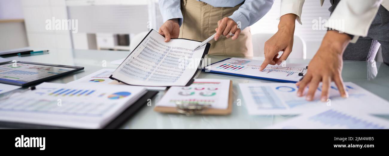 Bericht Zur Geschäftsfinanzierung. Mitarbeiter Arbeiten Am Tisch Stockfoto