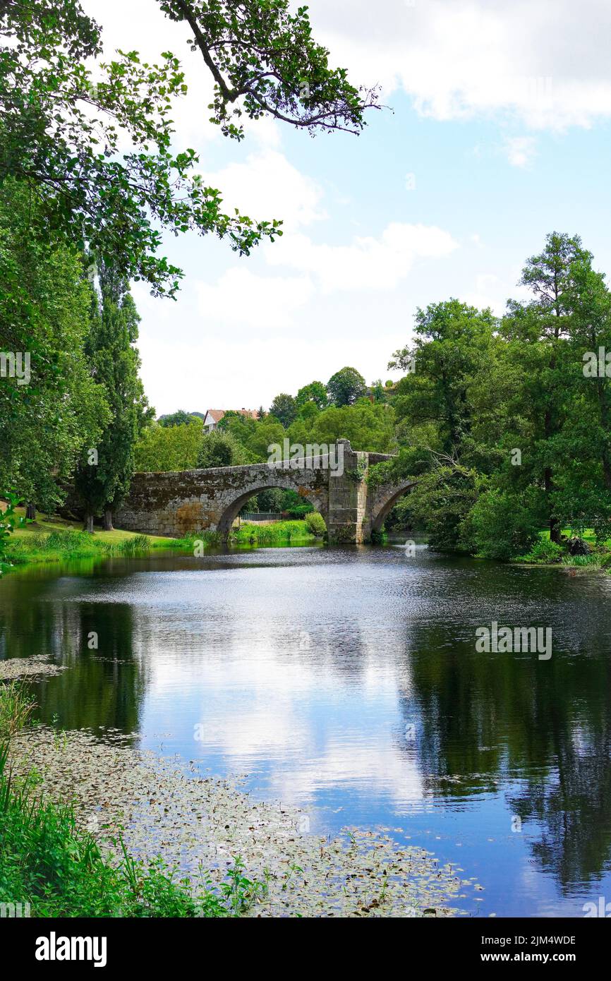 Fluss und romanische Brücke von Allariz in Galizien, Spanien Stockfoto