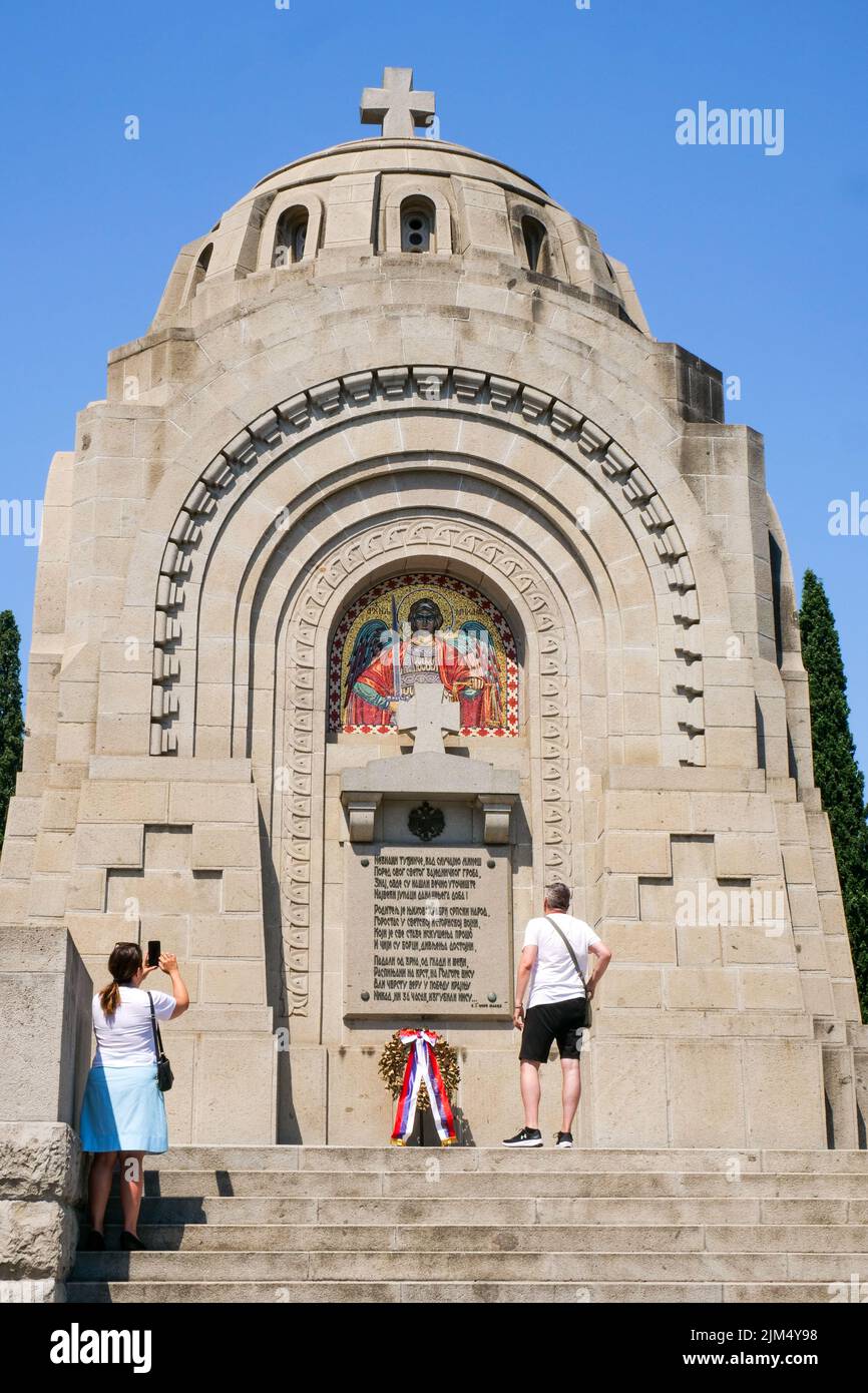 Besucher an der serbischen Gedenkstätte, Militärnekropole Zeitenlik, Thessaloniki, Mazedonien, Nordostgriechenland Stockfoto