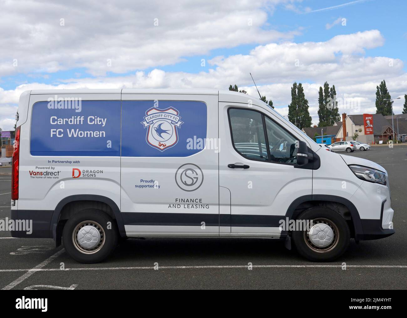 Cardiff City FC Women - weißer Van vor Cardiff City Fußballstadion geparkt.. Logo von Cardiff City Bluebird.August 2022 Stockfoto