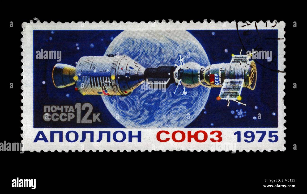 Sojus- und Apollo-Raumschiff-Experimentalflug, um 1975. Bemannter Weltraumflug in der Nähe des Planeten Erde.Vintage-Poststempel isoliert auf schwarzem Hintergrund. Stockfoto