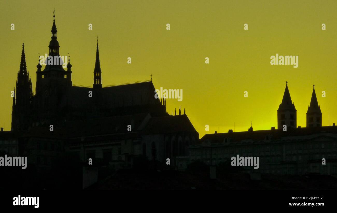 Eine Silhouette von schöner Architektur in Prag, Tschechien bei Sonnenuntergang Stockfoto