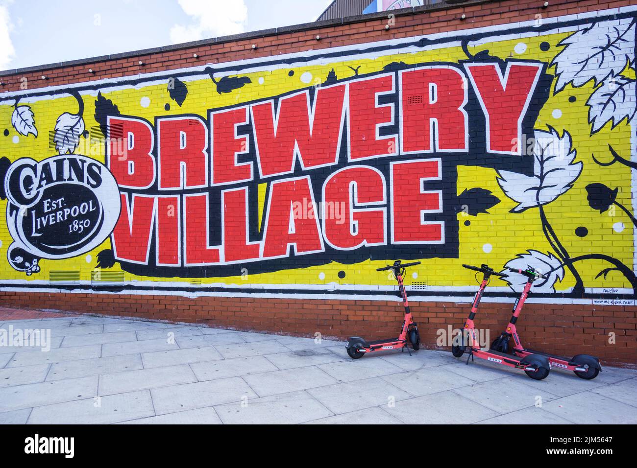 Verkaufsroller Station am Cains Brewery Village Schild in Baltic Triangle Gegend von Liverpool Stockfoto