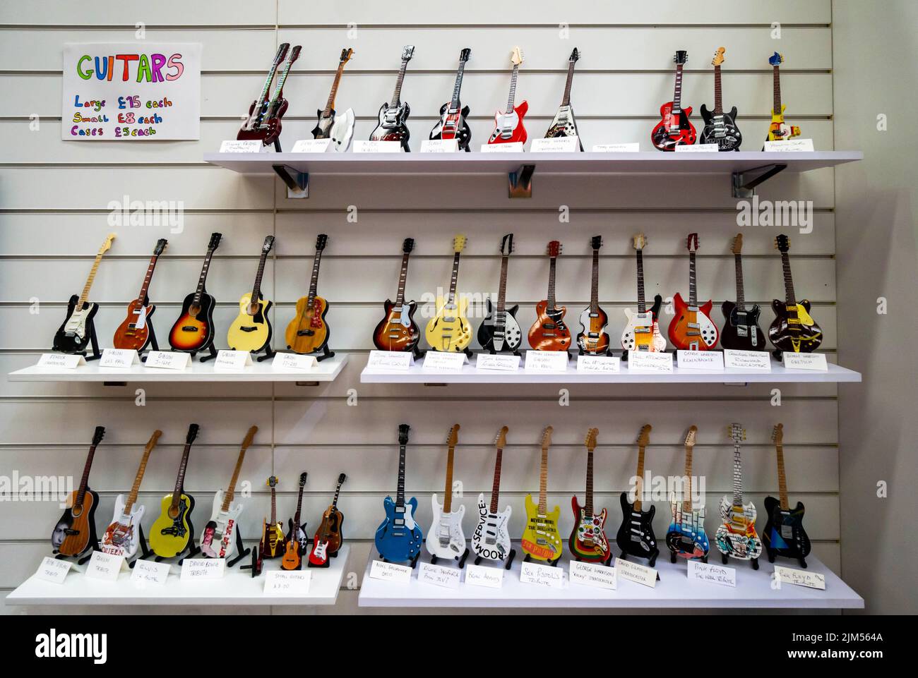 Spielzeuggitarren zum Verkauf im Geschäft in Red Brick Market, Baltic Triangle, Liverpool Stockfoto