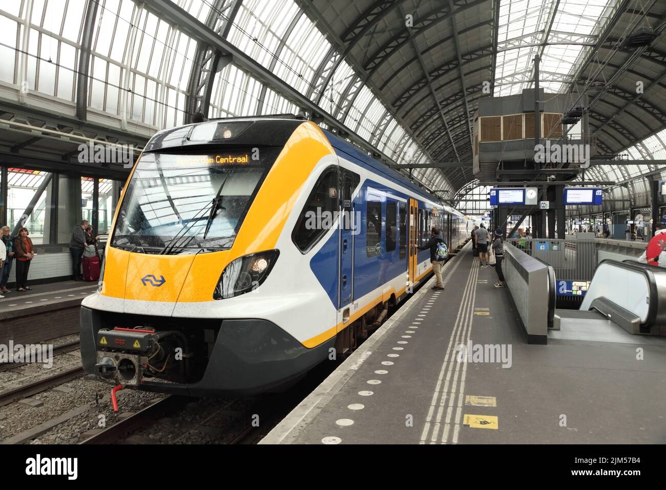 CAF-konstruierter Sprinter New Generation oder SNG Civity Zug am Hauptbahnhof Amsterdam Centraal, Niederlande. Stockfoto