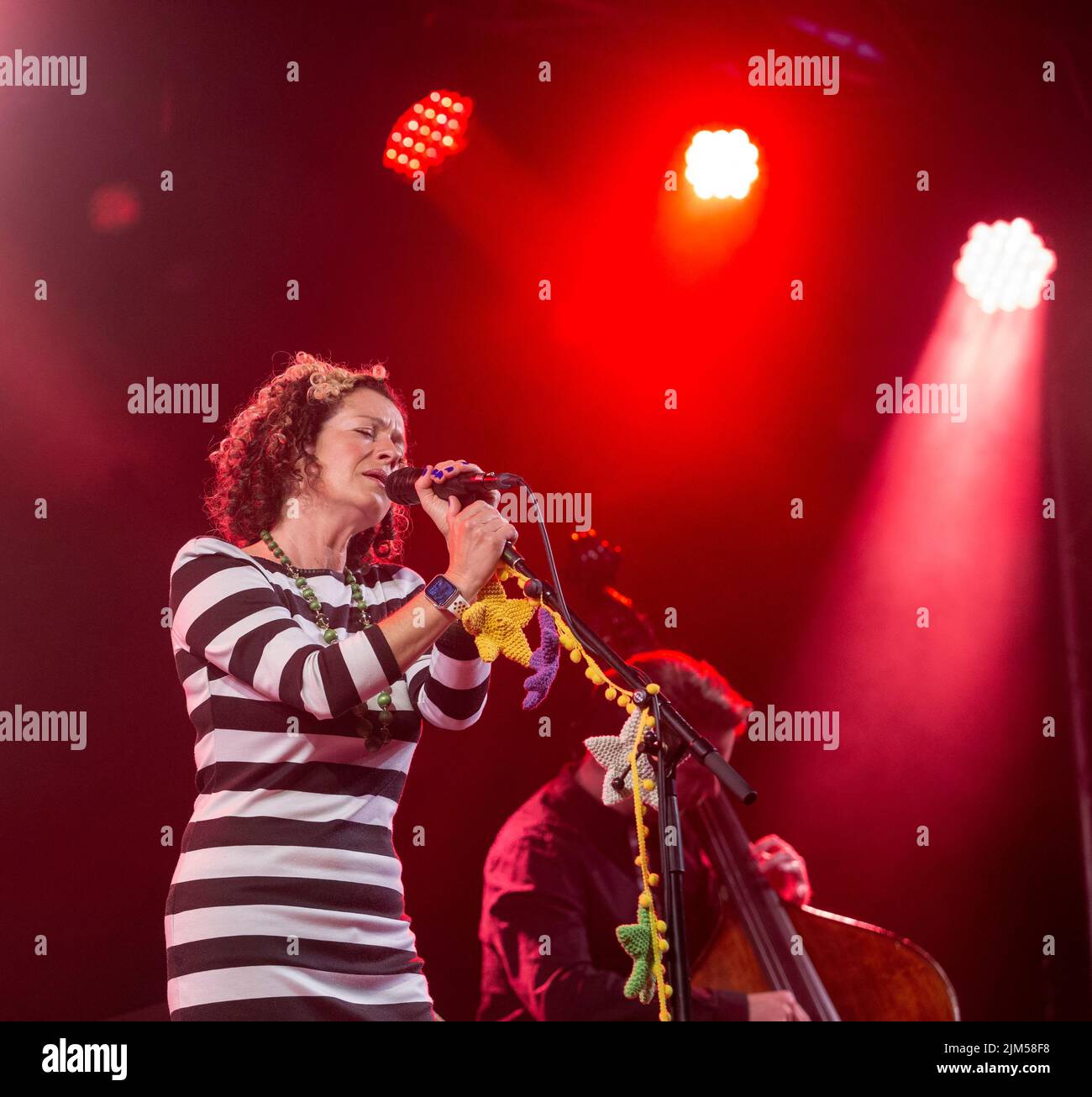 Sidmouth, 4.. August 2022 Kate Rusby ist die Schlagzeile auf dem Sidmouth Folk Festival, wo sie 30 Jahre lang ihre inoffizielle Rolle als Königin der britischen Volksmusik feiert. Tony Charnock/Alamy Live News Stockfoto