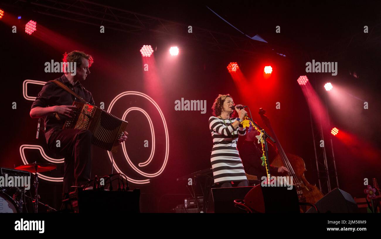 Sidmouth, 4.. August 2022 Kate Rusby ist die Schlagzeile auf dem Sidmouth Folk Festival, wo sie 30 Jahre lang ihre inoffizielle Rolle als Königin der britischen Volksmusik feiert. Tony Charnock/Alamy Live News Stockfoto