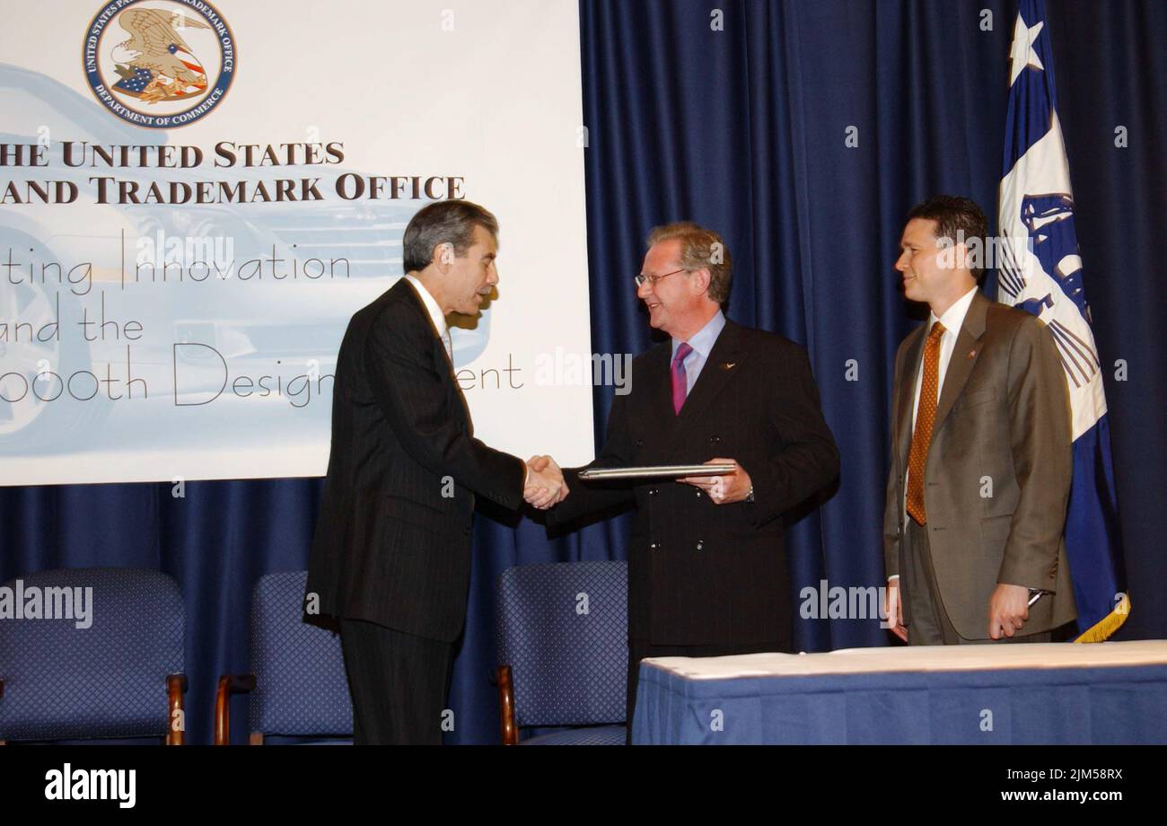 Büro des Sekretärs - Feierliche Unterzeichnung des Designpatents 500.000 mit Daimler Chrysler Stockfoto