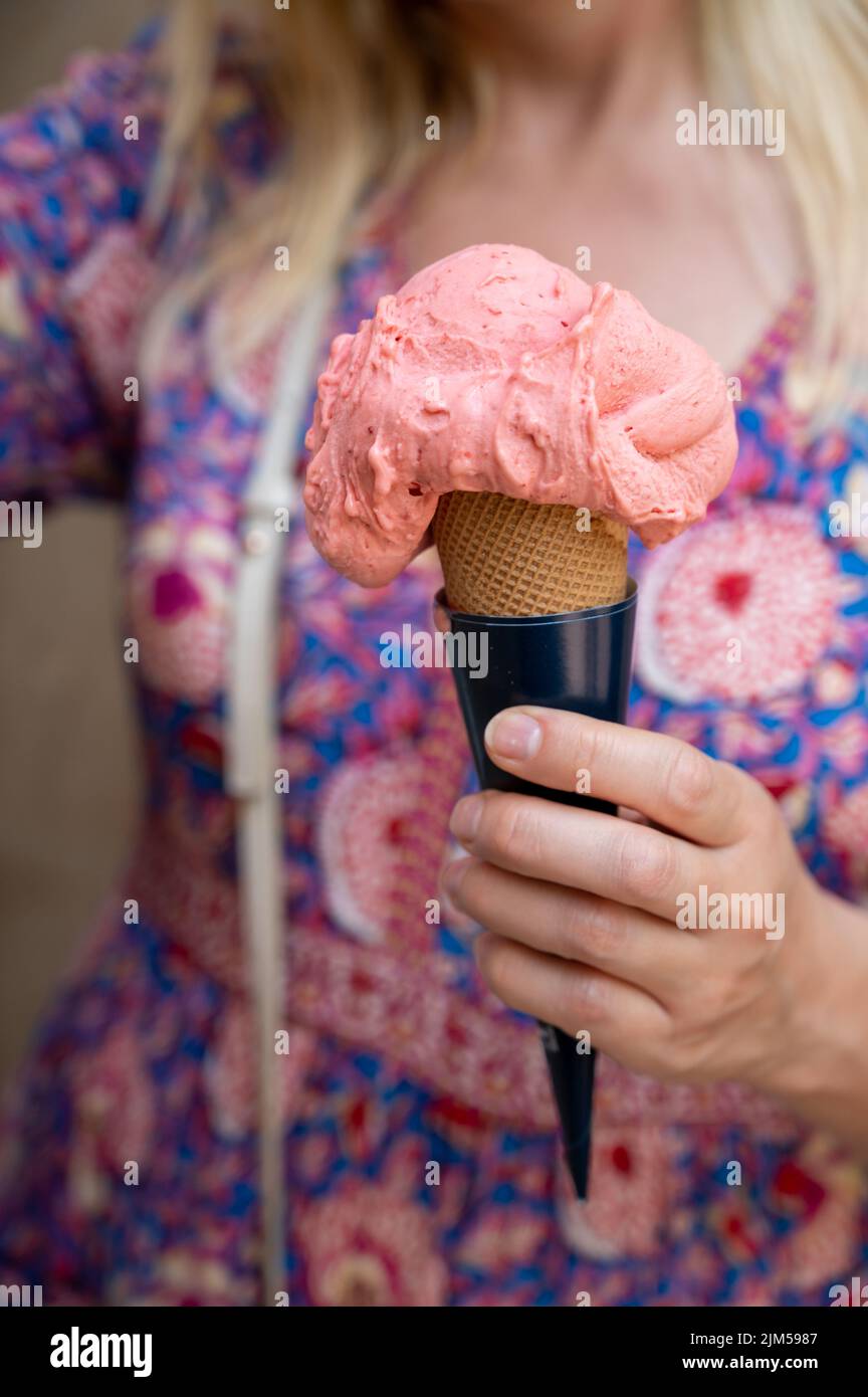 Frau hält Obst veganes Eis in Waffelkegel auf der Straße, Nahaufnahme Stockfoto