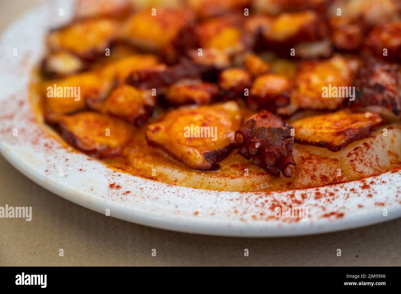 Im spanischen Restaurant werden leckere Meeresfrüchte, gegrillter ...