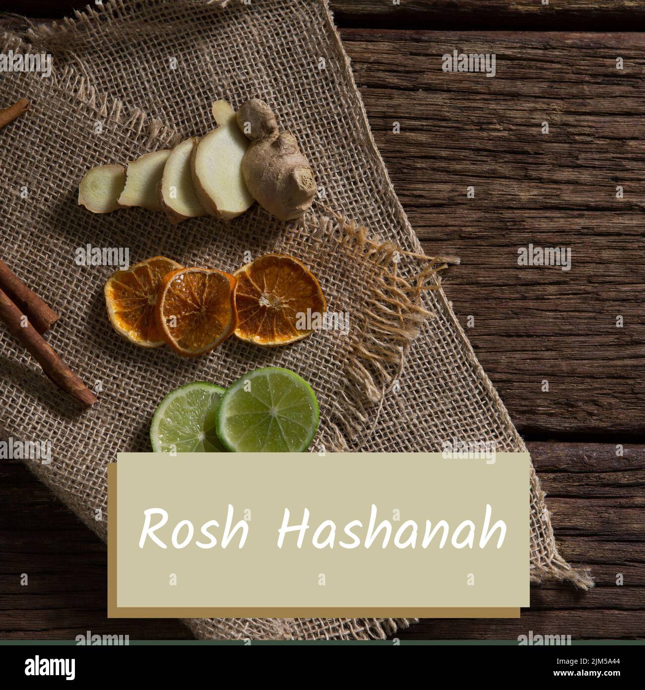 Zusammensetzung aus rosh hashanah Text mit Ingwer, Zitrone, Limettenscheiben und Zimt auf dem Tisch Stockfoto
