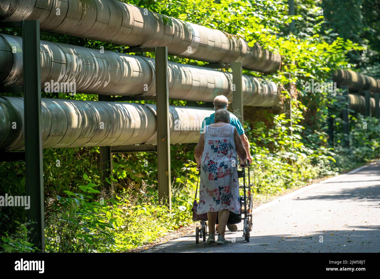 Lothringentasse, im Norden Bochums, Bochum-Grumme, Fernwärmeleitungen, Senioren mit Rollator Walking, ehemalige Bahnlinie, verbindet Stockfoto