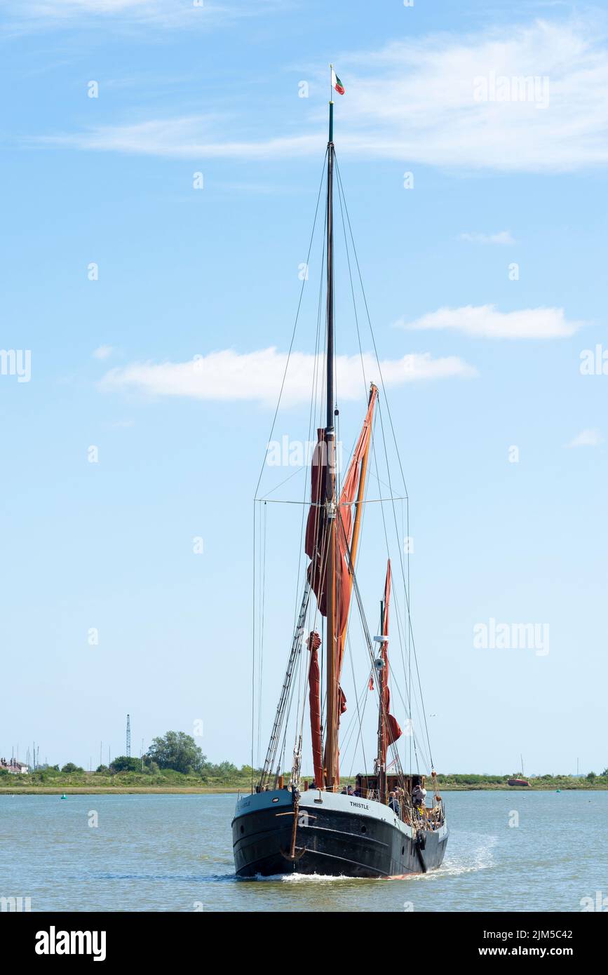 Segelschiff Barge Thistle, Segeln in Richtung Maldon Hythe Quay auf dem Fluss Blackwater, Maldon, Essex, Großbritannien. Tourist, Passagierboot von Topsail Charters Stockfoto