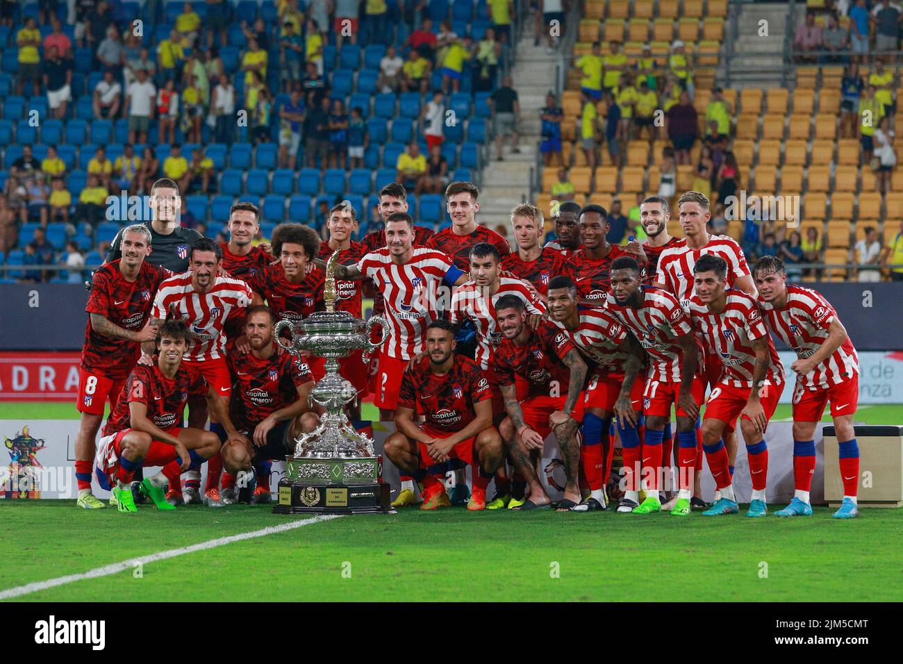 Caus, Spanien. 4. August 2022, Atletico de Madrid Team-Gruppe mit der Trophy während des Ramon de Carranza Trophy-Spiels zwischen Cadiz CF und Atletico de Madrid spielte am 4. August 2022 im Nuevo Mirandilla Stadium in Cadiz, Spanien. (Foto von Antonio Pozo / PRESSIN) Stockfoto