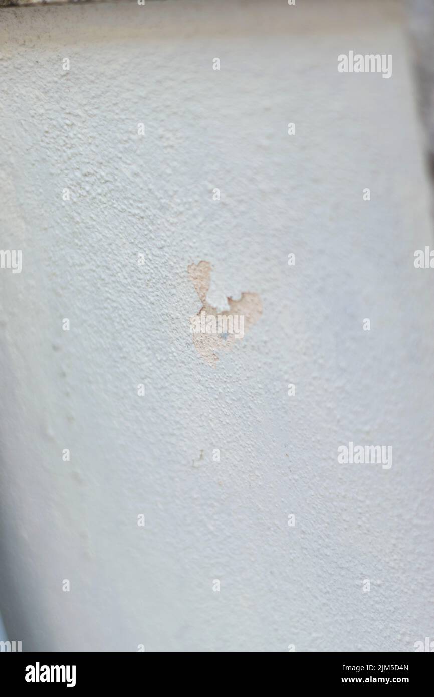 Wandlackschichten, Lackrisse, Wandreparaturen auf Lack erforderlich. Baustellen. Stockfoto