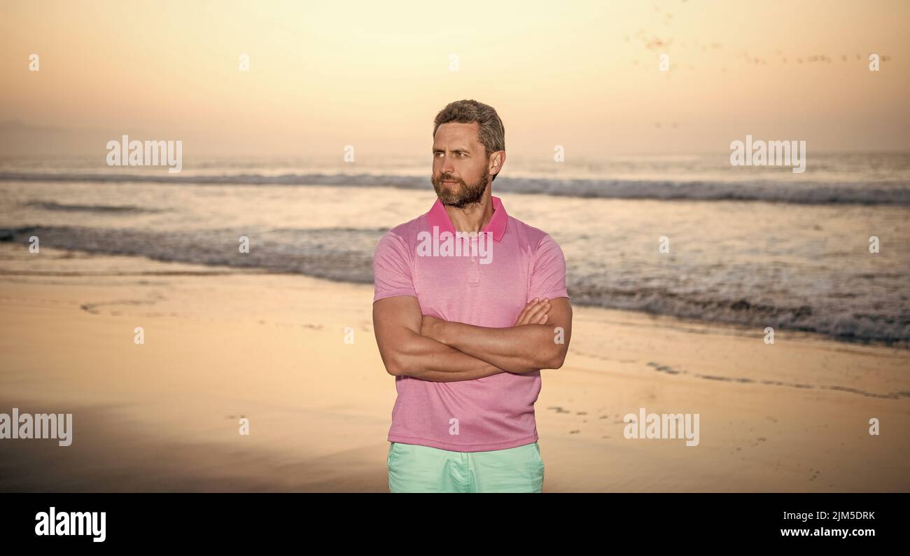 Selbstbewusster Mann über dem Meer am morgendlichen Sommerstrand, Meereslandschaft Stockfoto