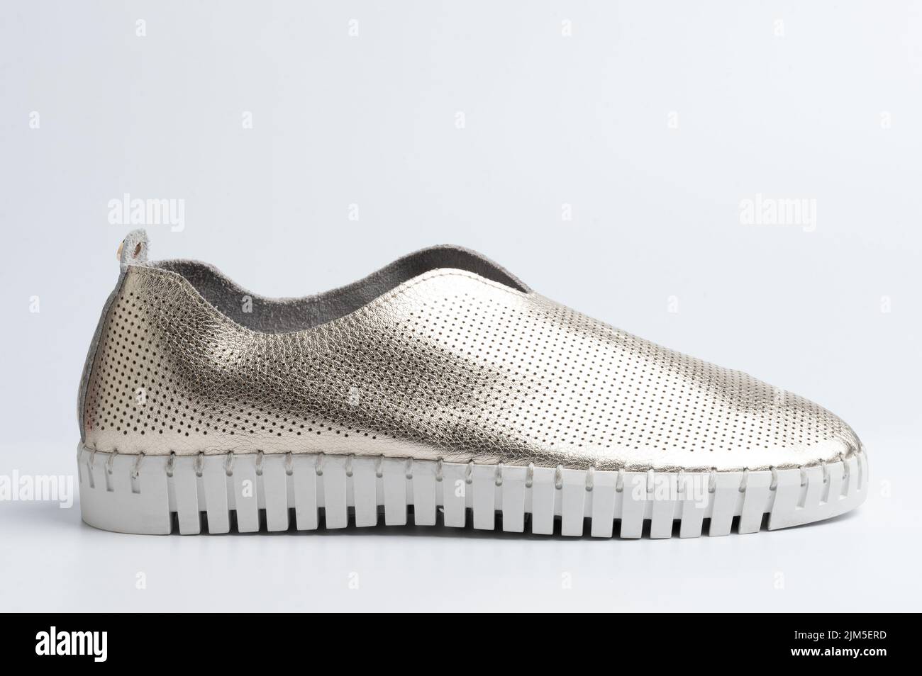 Perforierter Schuh aus silbernem Leder, Seitenansicht isoliert auf weißem Studiohintergrund Stockfoto