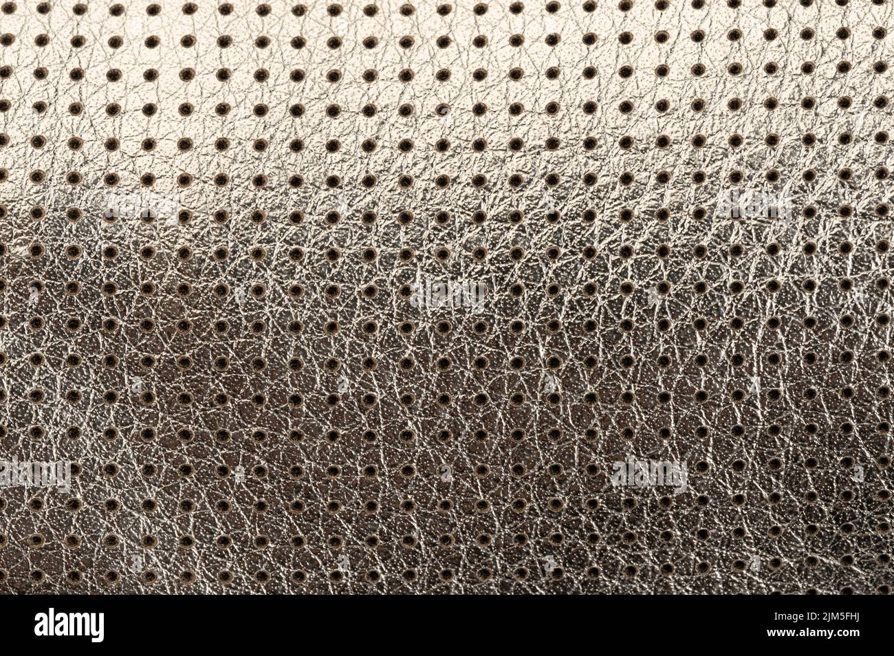 Glänzend Metall Leder perforierte Hintergrund Makro Nahaufnahme Stockfoto