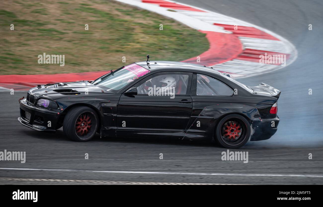 E46 Driften auf der Rennstrecke Stockfoto