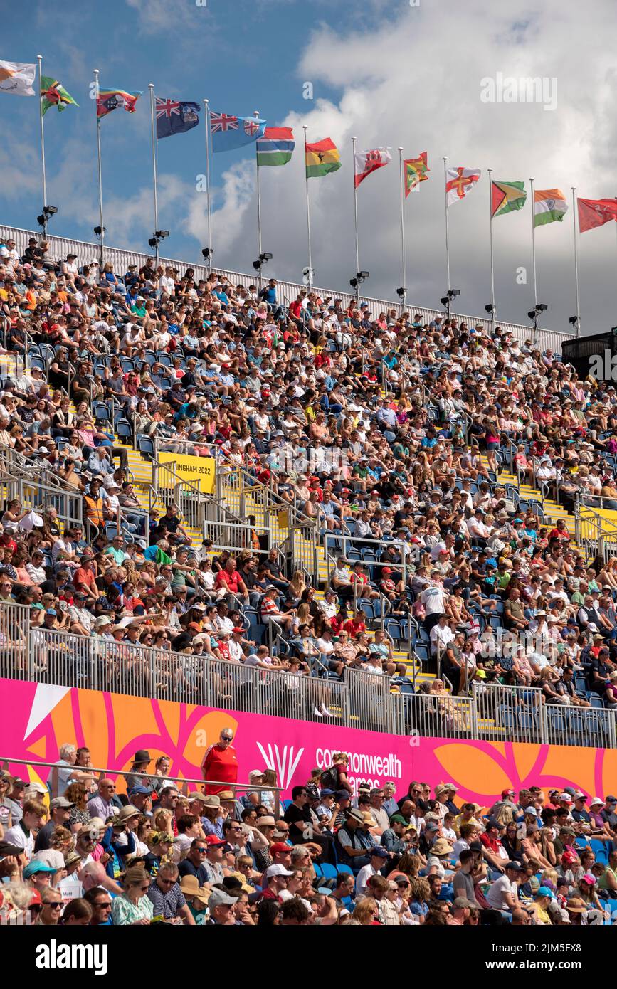 Birmingham, Großbritannien, 4.. August 2022. Zuschauer im Alexander Stadium, Birmingham, genießen die Leichtathletik bei den Commonwealth Games 2022. Flaggen der Commonwealth-Staaten fliegen über das Stadion. Quelle: Martin Anderson/Alamy Live News Stockfoto