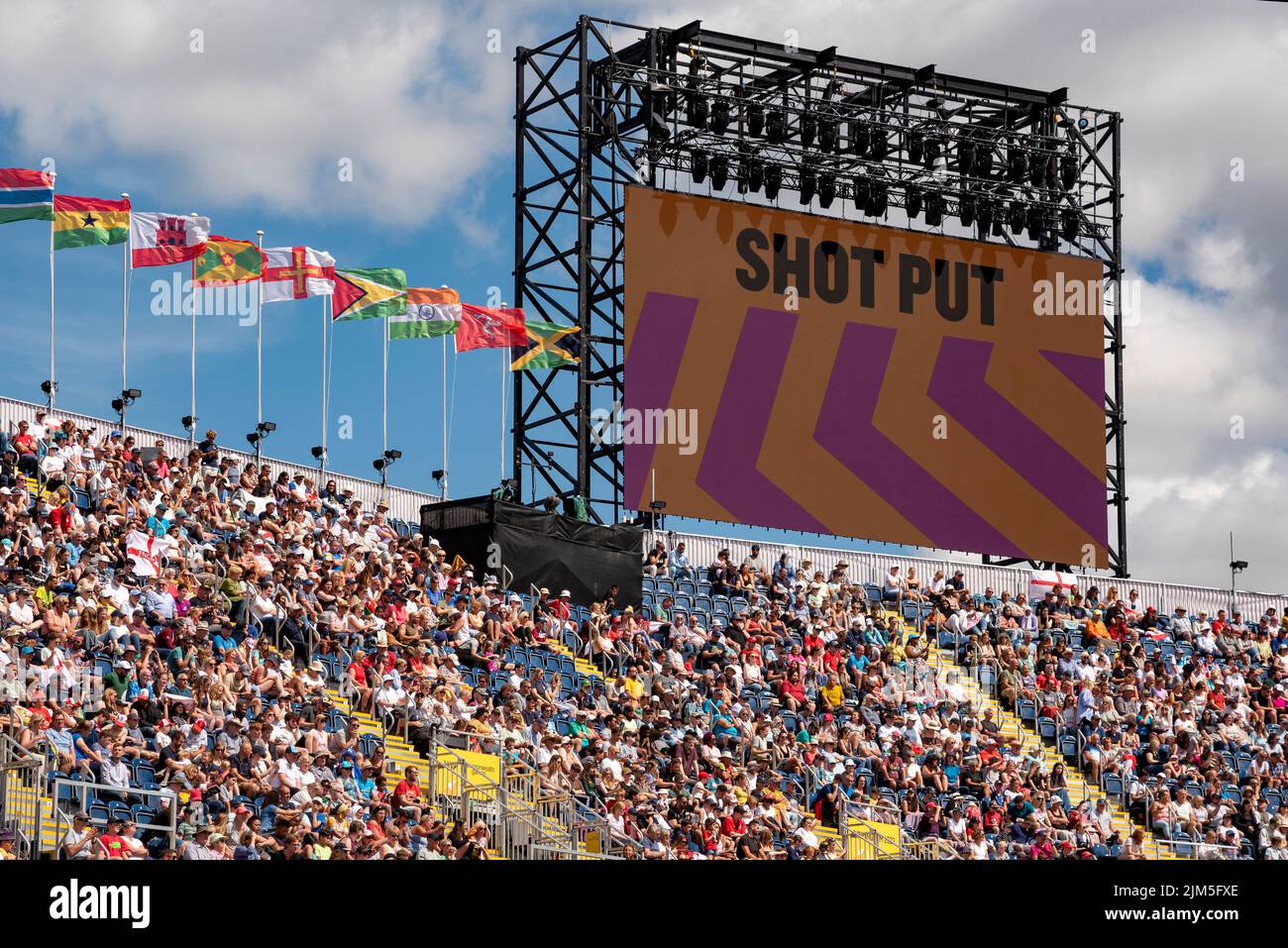 Birmingham, Großbritannien, 4.. August 2022. Zuschauer im Alexander Stadium, Birmingham, genießen die Leichtathletik bei den Commonwealth Games 2022. Flaggen der Commonwealth-Staaten fliegen über das Stadion. Quelle: Martin Anderson/Alamy Live News Stockfoto