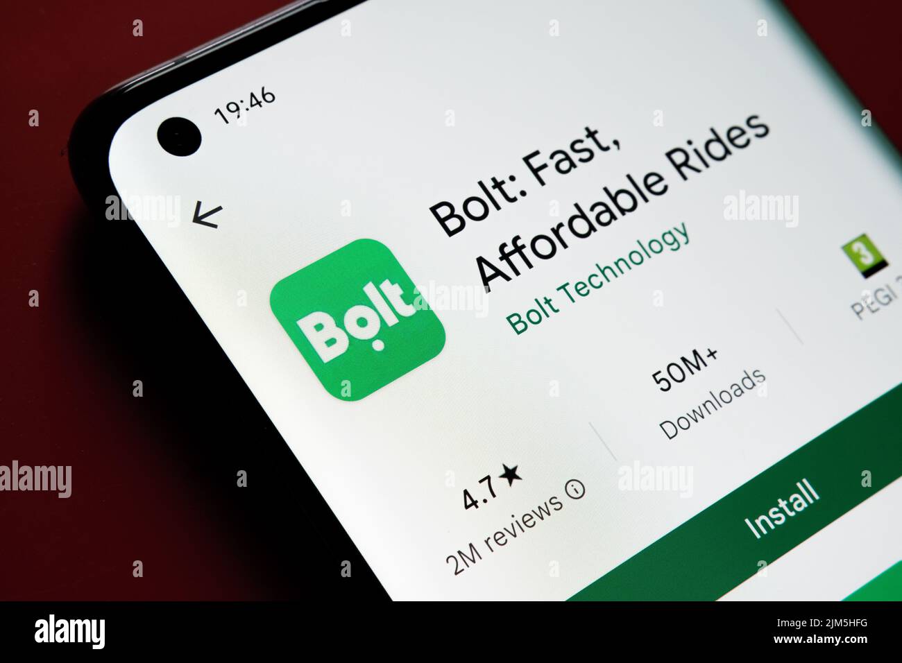 Bolt-App im Google Play Store auf dem Smartphone-Bildschirm auf rotem Hintergrund gesehen. Nahaufnahme mit selektivem Fokus. Stafford, Großbritannien, A Stockfoto