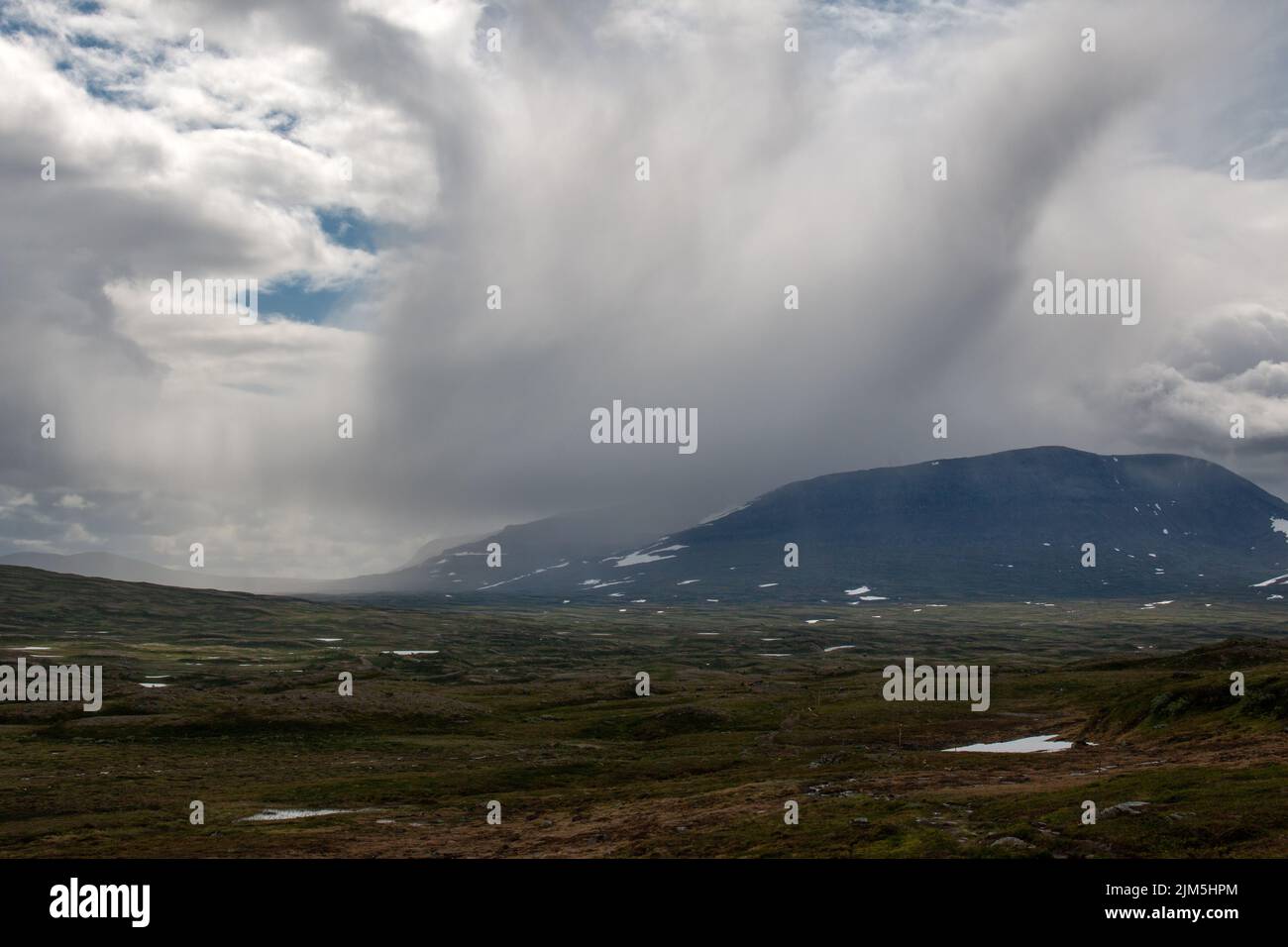 Regenstürme rund um den Wanderweg zwischen den Bergstationen Sylarna und Helags, Jamtland, Schweden Stockfoto