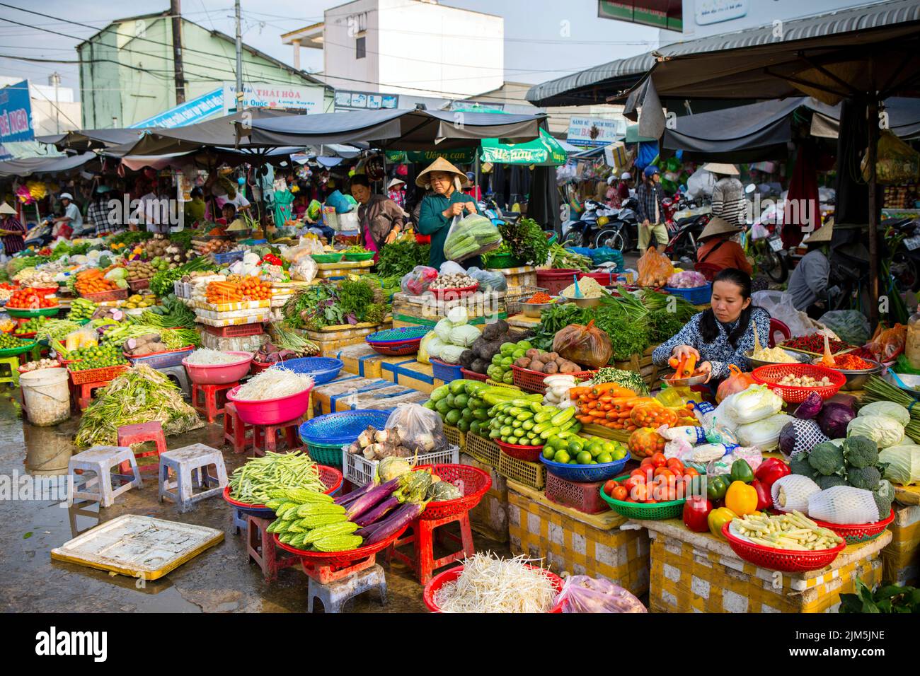 Duong Dong, Phu Quoc Island, Vietnam - 25. Januar 2018: Vietnamesische Marktverkäufer verkaufen frisches Gemüse auf dem Duong Dong Markt in Duong Stockfoto