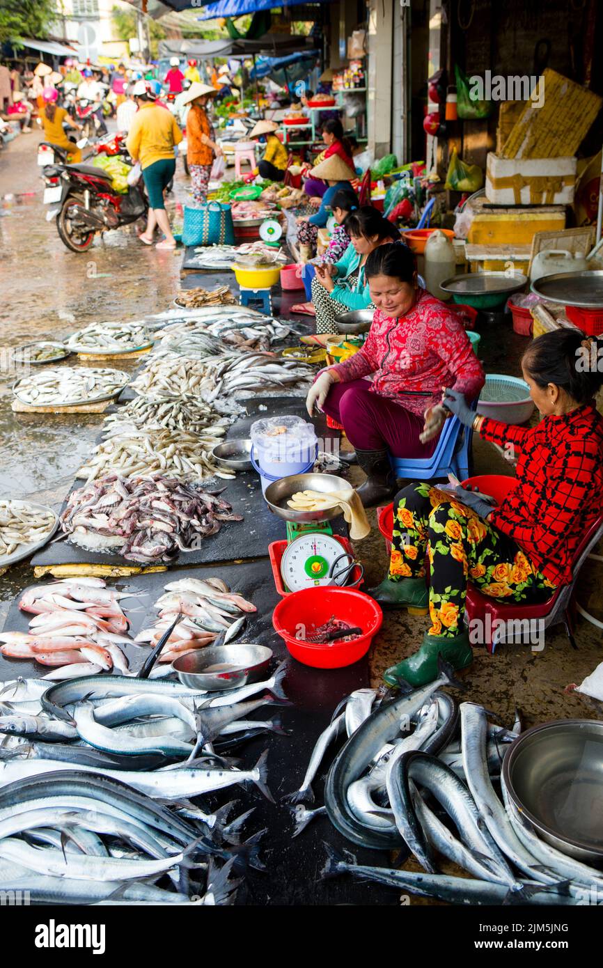 Duong Dong, Phu Quoc Island, Vietnam - 25. Januar 2018: Vietnamesische Marktverkäufer verkaufen frische Meeresfrüchte auf dem Duong Dong Market in Duong Don Stockfoto