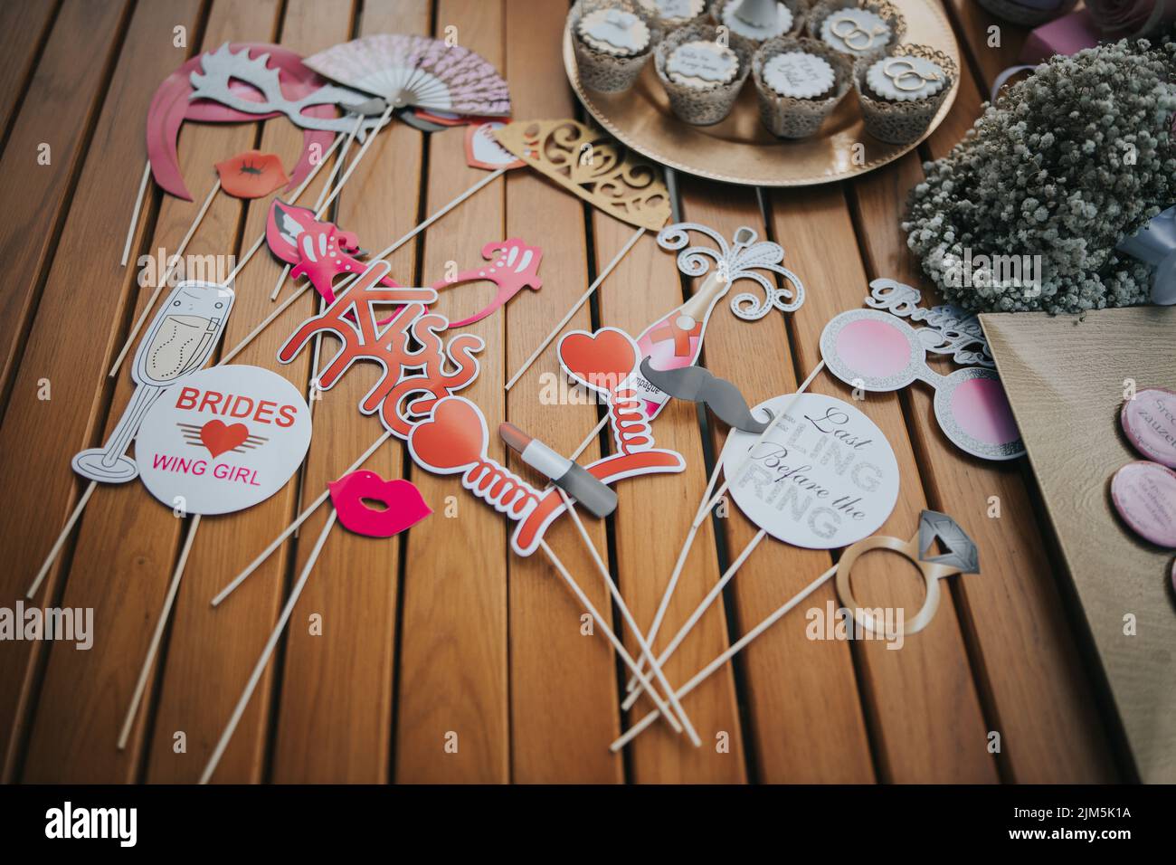 Eine Nahaufnahme von romantischen Papierschildern auf Stöcken auf einem Holztisch Stockfoto